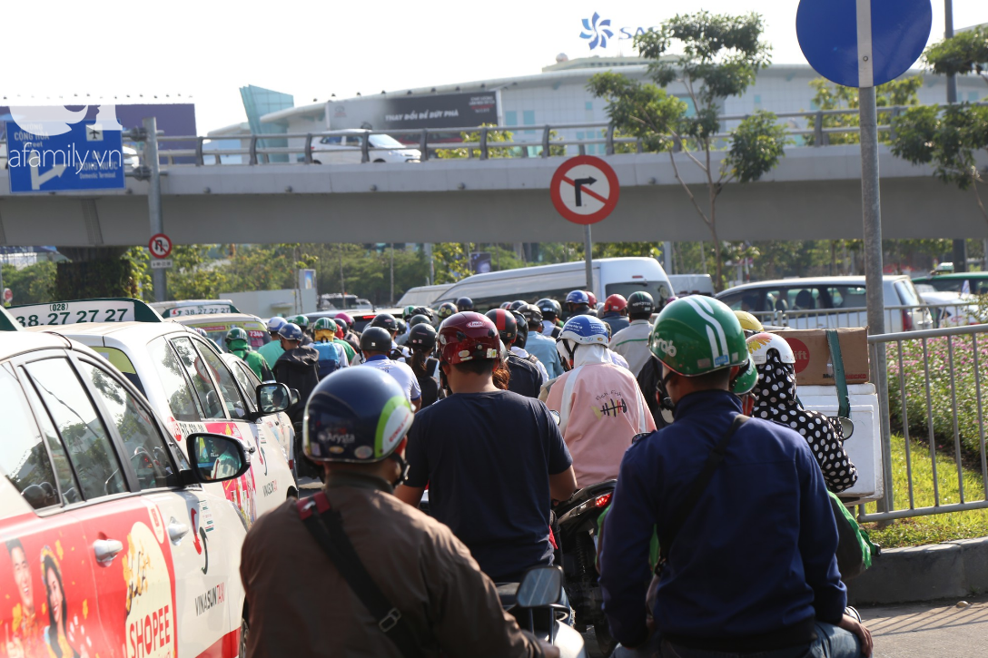 Nỗi ám ảnh kẹt xe từ sáng đến tối, hành khách vật vờ tại ga Sài Gòn chờ tàu về quê ăn Tết-10