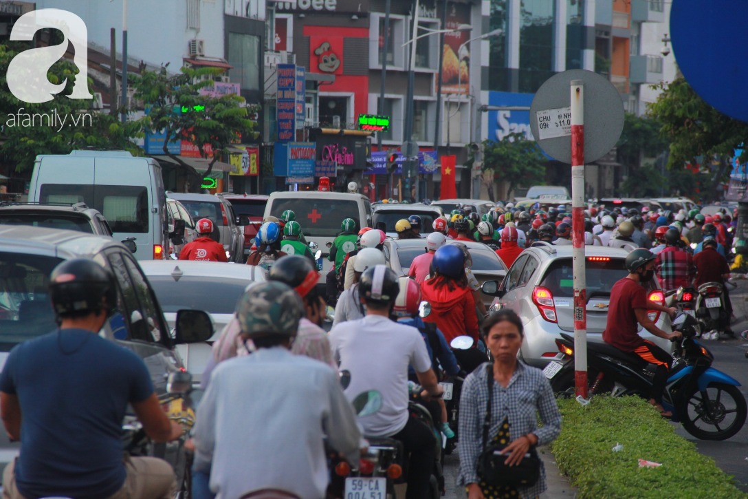 Nỗi ám ảnh kẹt xe từ sáng đến tối, hành khách vật vờ tại ga Sài Gòn chờ tàu về quê ăn Tết-8