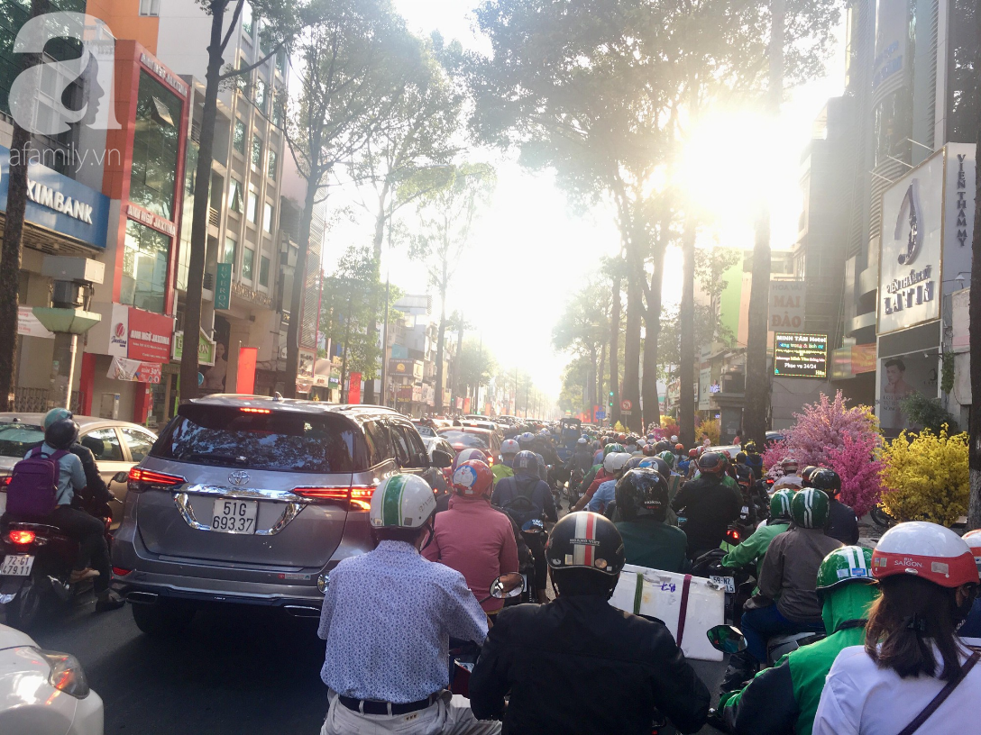 Nỗi ám ảnh kẹt xe từ sáng đến tối, hành khách vật vờ tại ga Sài Gòn chờ tàu về quê ăn Tết-13