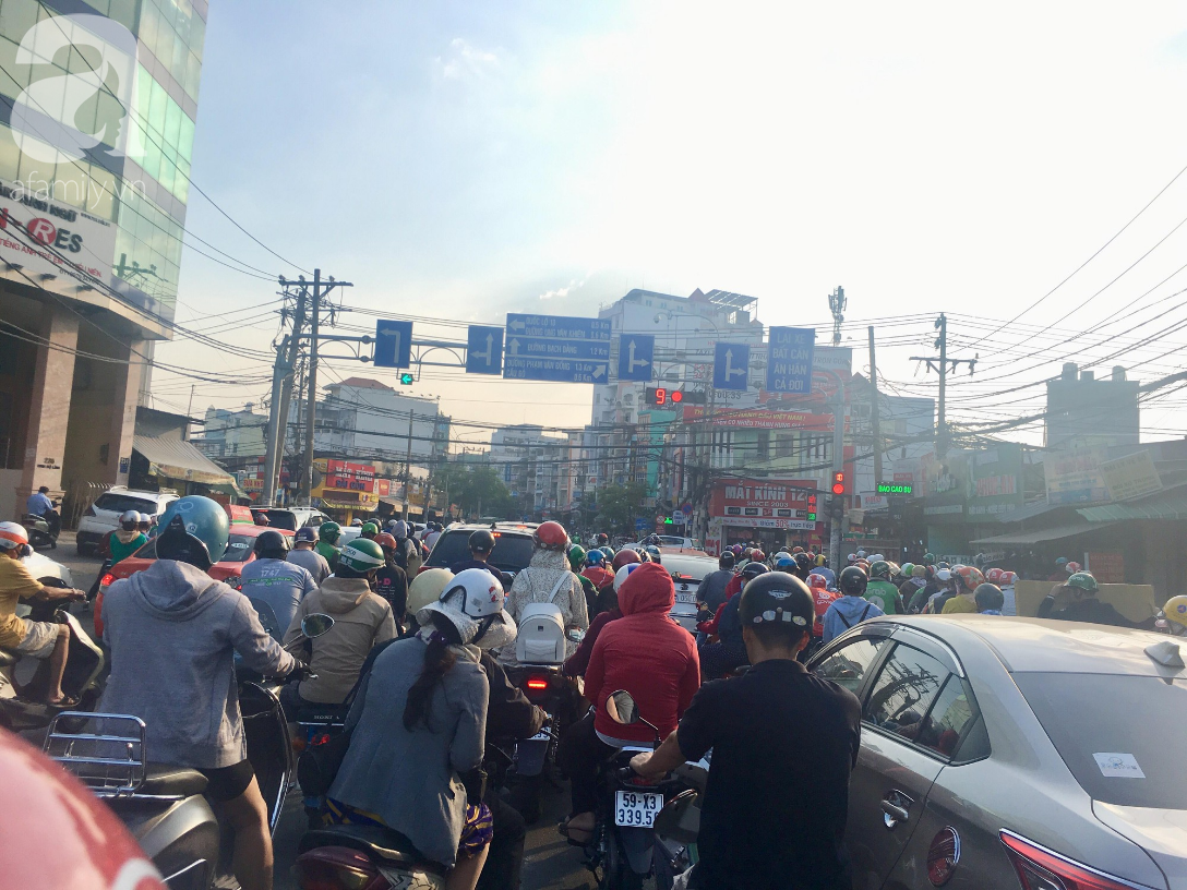 Nỗi ám ảnh kẹt xe từ sáng đến tối, hành khách vật vờ tại ga Sài Gòn chờ tàu về quê ăn Tết-14