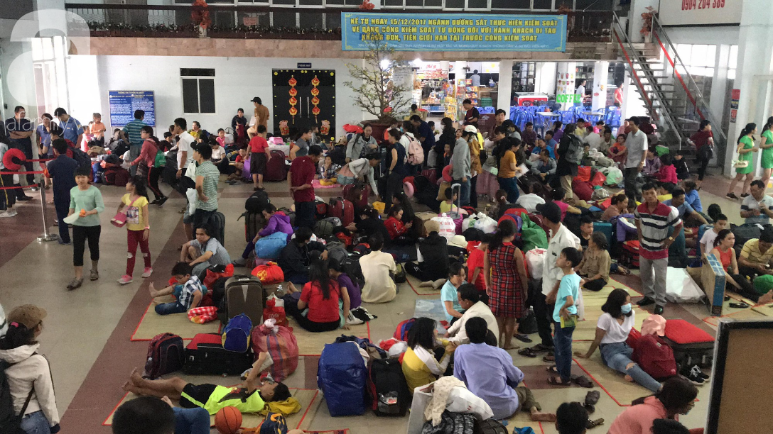 Nỗi ám ảnh kẹt xe từ sáng đến tối, hành khách vật vờ tại ga Sài Gòn chờ tàu về quê ăn Tết-17