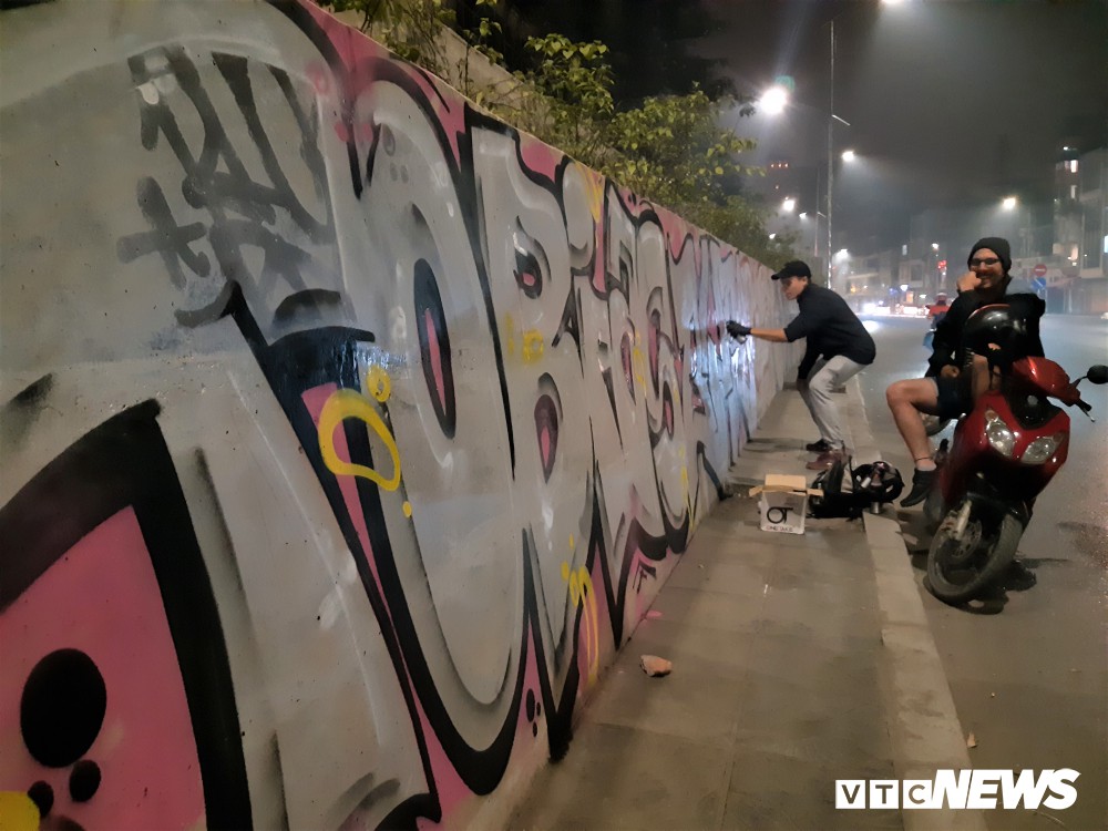 Lộ hình ảnh những kẻ bôi bẩn lên con đường hơn 300 tỷ đồng ở Hà Nội-1