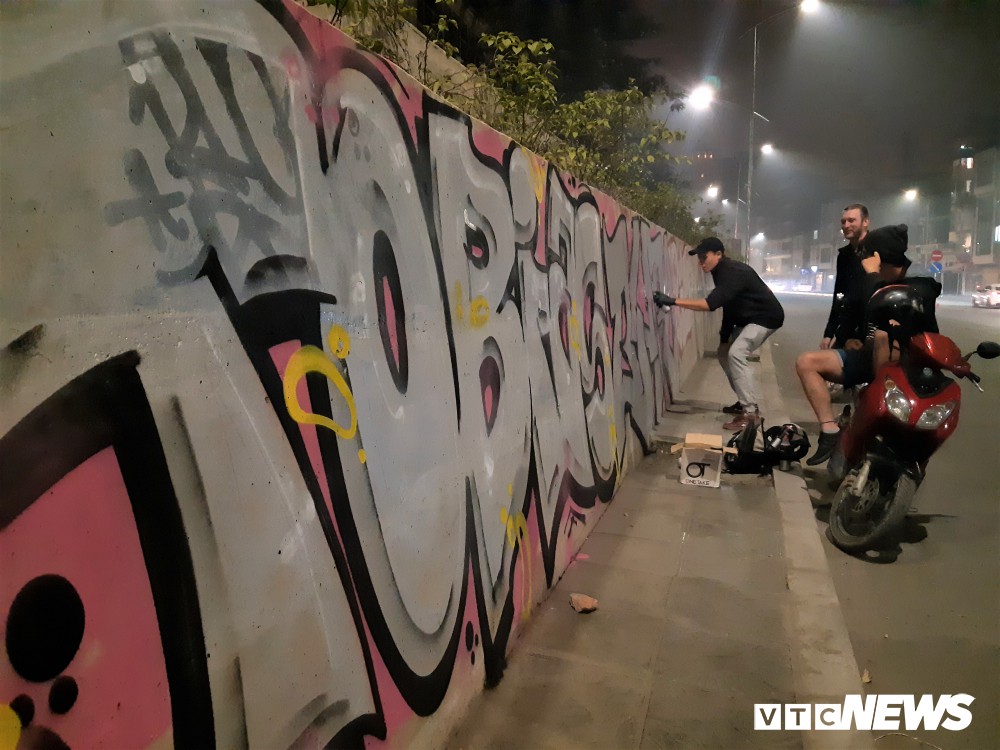 Lộ hình ảnh những kẻ bôi bẩn lên con đường hơn 300 tỷ đồng ở Hà Nội-2