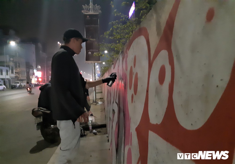 Lộ hình ảnh những kẻ bôi bẩn lên con đường hơn 300 tỷ đồng ở Hà Nội-3