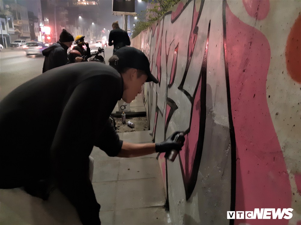 Lộ hình ảnh những kẻ bôi bẩn lên con đường hơn 300 tỷ đồng ở Hà Nội-4
