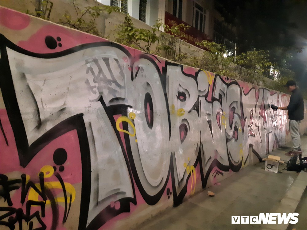 Lộ hình ảnh những kẻ bôi bẩn lên con đường hơn 300 tỷ đồng ở Hà Nội-6