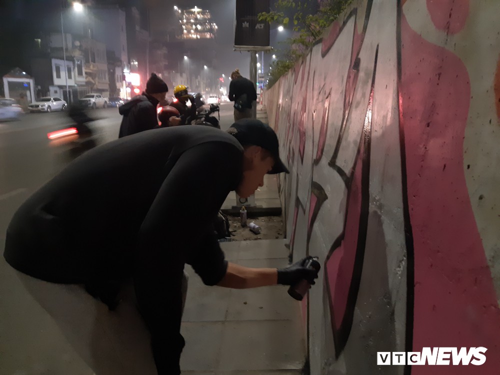 Lộ hình ảnh những kẻ bôi bẩn lên con đường hơn 300 tỷ đồng ở Hà Nội-7