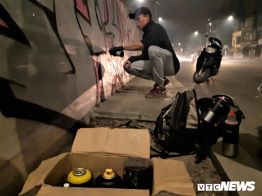 Lộ hình ảnh những kẻ bôi bẩn lên con đường hơn 300 tỷ đồng ở Hà Nội-8