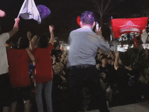 Thầy hiệu trưởng gây sốt MXH vì màn quẩy nhạc remix quên cả lối về, đánh bại toàn bộ học sinh-2