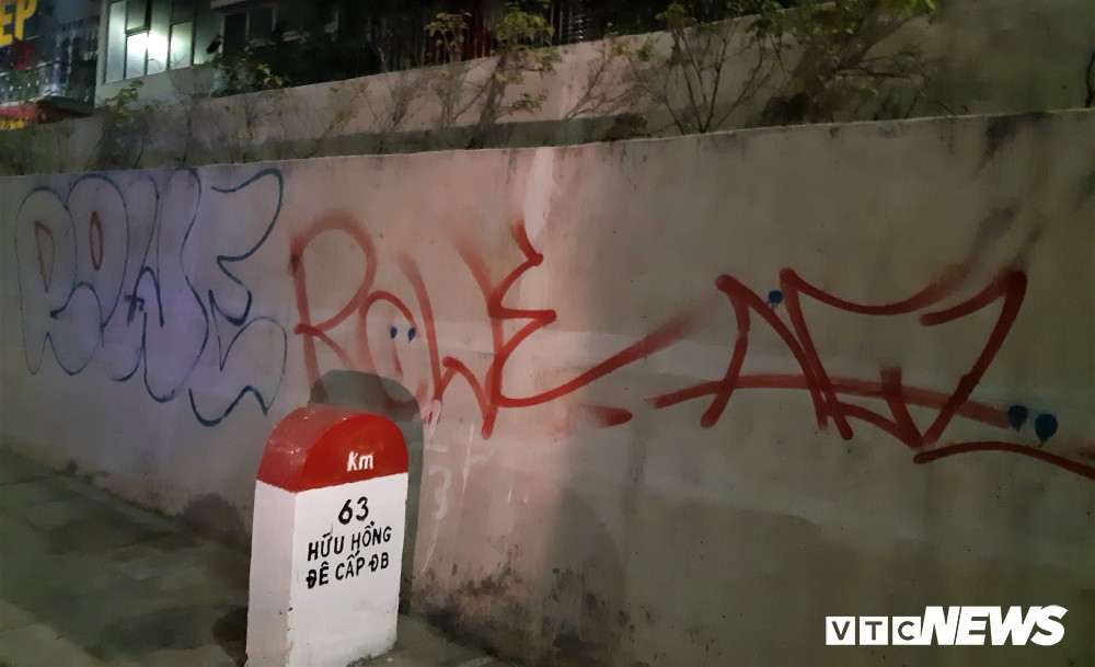Lộ hình ảnh những kẻ bôi bẩn lên con đường hơn 300 tỷ đồng ở Hà Nội-10