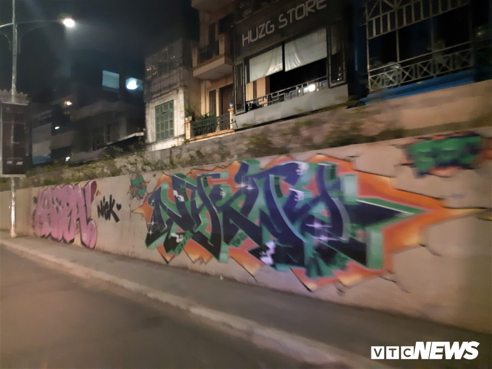 Lộ hình ảnh những kẻ bôi bẩn lên con đường hơn 300 tỷ đồng ở Hà Nội-11