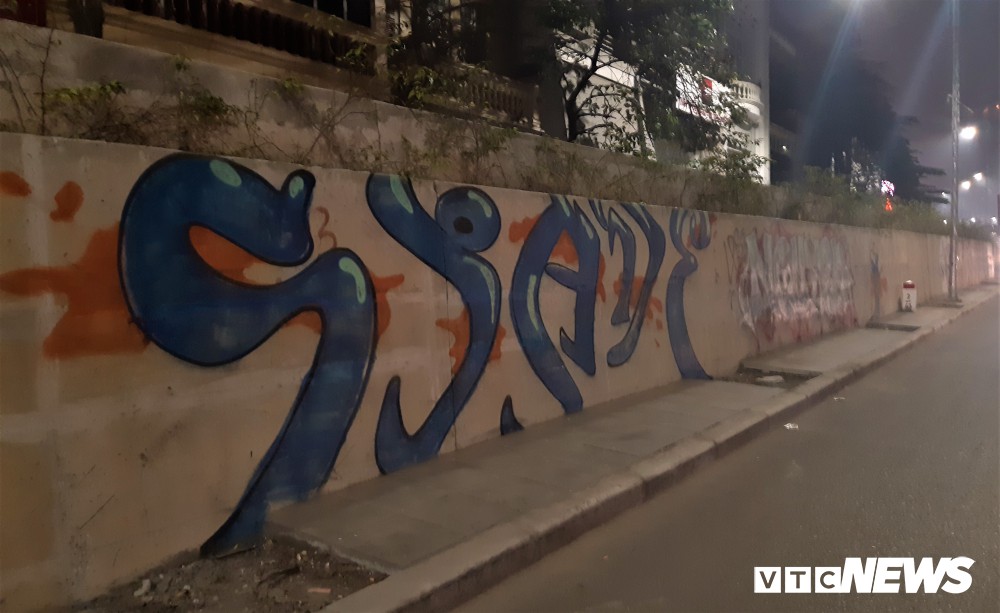 Lộ hình ảnh những kẻ bôi bẩn lên con đường hơn 300 tỷ đồng ở Hà Nội-12