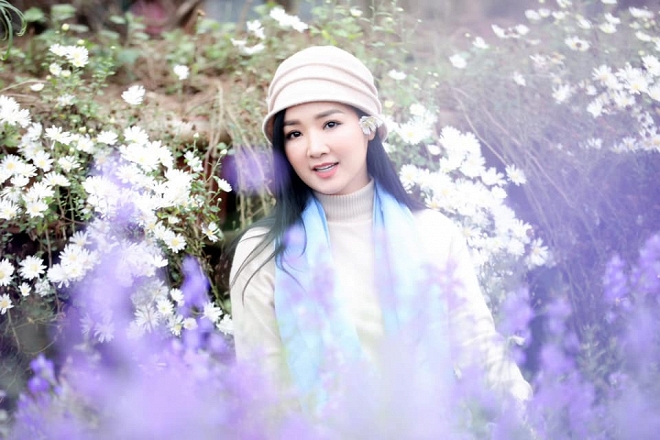 Hoa hậu Giáng My đầy mơ mộng trong khoảnh khắc khi đất trời chuyển sang xuân-1