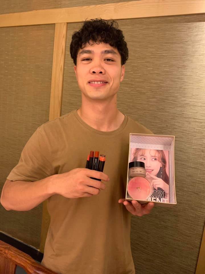 Chuẩn bị đón Tết, Công Phượng trở lại với vẻ soái ca khi chia tay mái tóc súp lơ-3