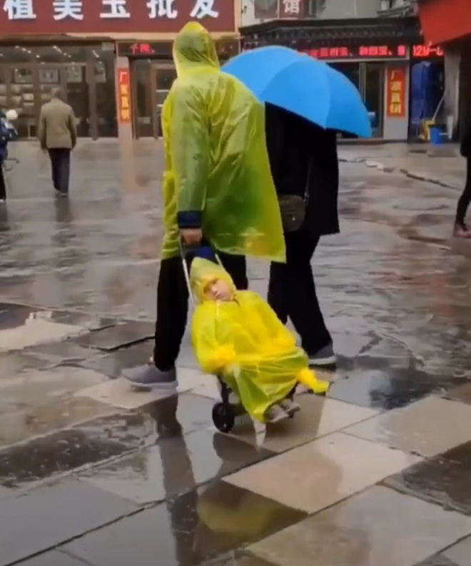 Đón con tan học trời mưa, ông bố bá đạo nghĩ ra cách chống ướt quá đáng yêu gây bão MXH-1