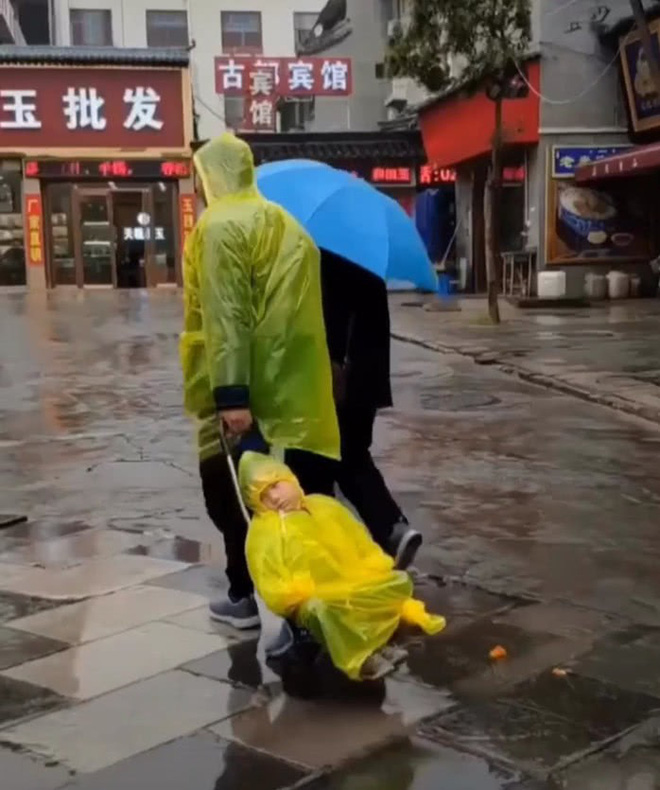 Đón con tan học trời mưa, ông bố bá đạo nghĩ ra cách chống ướt quá đáng yêu gây bão MXH-2