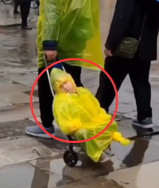 Đón con tan học trời mưa, ông bố bá đạo nghĩ ra cách chống ướt quá đáng yêu gây bão MXH-3