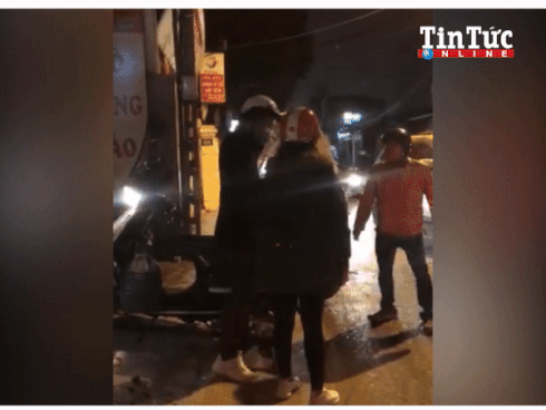 Clip gây xôn xao: Nghi ngờ vợ ngoại tình, chồng túm tóc cầm dao đe dọa mặc vợ ôm theo con nhỏ đang khóc thét-2