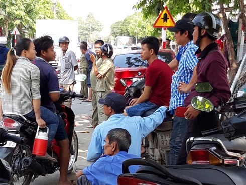 Người đàn ông ngồi chết trên ghế đá trước cửa tiệm thuốc ngày cận Tết