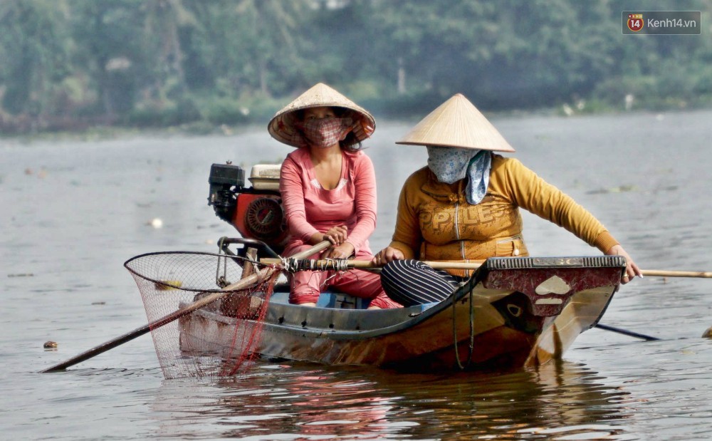 Khổ như cá chép ngày tiễn ông Táo: Vừa được phóng sinh đã bị đội quân chèo thuyền chờ sẵn để chích điện-6