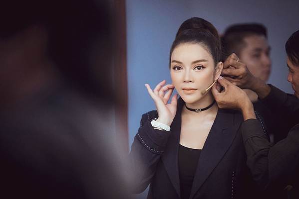 Mr. Cần Trô Xuân Nghị tình bể bình bên Lý Nhã Kỳ-3