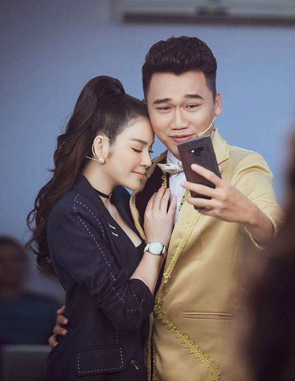 Mr. Cần Trô Xuân Nghị tình bể bình bên Lý Nhã Kỳ-4