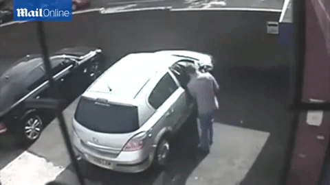 Ăn trộm ô tô, chưa kịp lái đi, thủ phạm tái mặt hoảng sợ trước cuộc chạm trán ngay sau đó-1