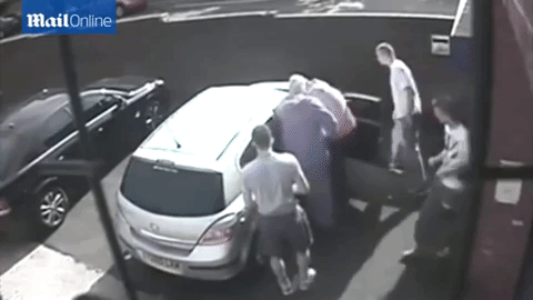 Ăn trộm ô tô, chưa kịp lái đi, thủ phạm tái mặt hoảng sợ trước cuộc chạm trán ngay sau đó-4