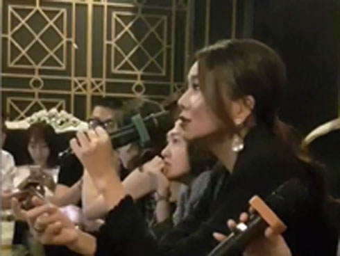 Gặp Thanh Hằng đi mua chén đĩa về nấu cơm, cư dân mạng gọi đích danh tên người đàn ông đang chờ siêu mẫu ở nhà-4