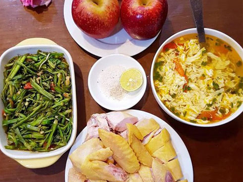 Từ chối thùng đồ quê của mẹ, vợ chồng trẻ khóc ròng bên mâm cơm đạm bạc ngày đầu năm-3