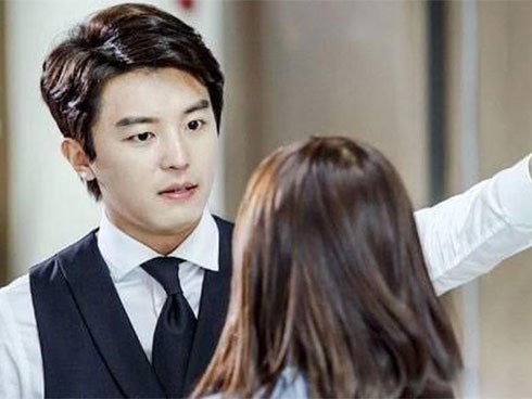 Lần đầu đưa vợ về quê ăn Tết, nhìn cảnh tượng dưới gầm bàn ăn tôi chỉ muốn ly hôn