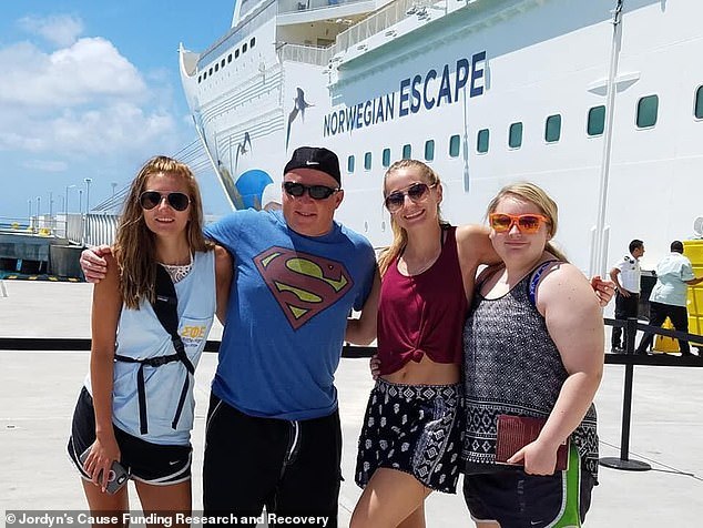 Nữ sinh 15 tuổi đột nhiên bị mù mắt sau chuyến du lịch-1