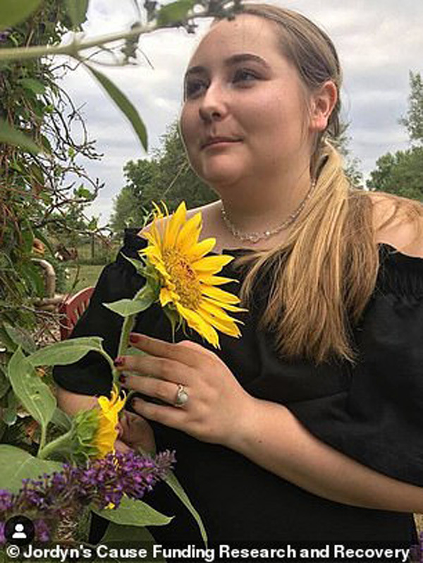 Nữ sinh 15 tuổi đột nhiên bị mù mắt sau chuyến du lịch-3