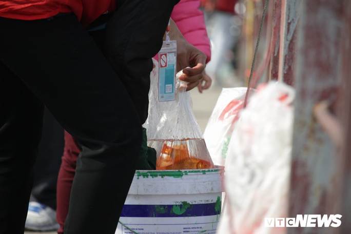 Ảnh: Cá chép đu dây xuống sông Hồng ngày ông Công ông Táo về trời-4