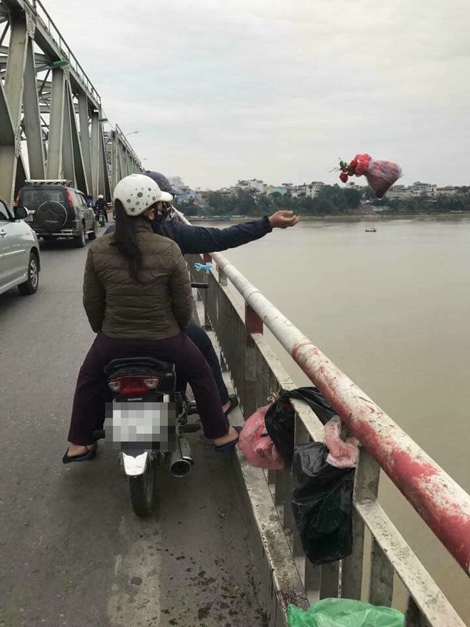 Xôn xao hình ảnh người phụ nữ vứt cả bàn thờ xuống sông để tiễn ông Táo-4