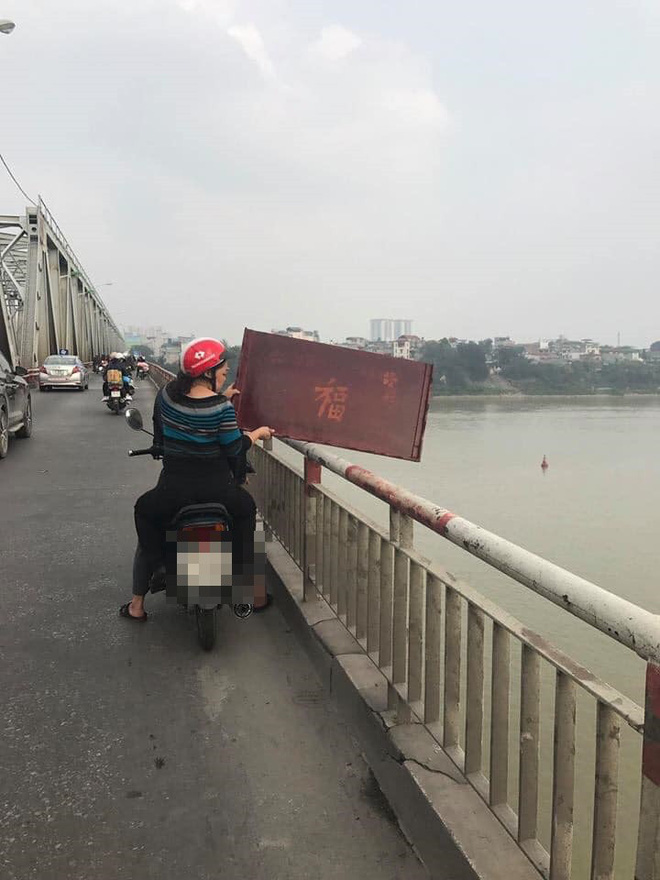 Xôn xao hình ảnh người phụ nữ vứt cả bàn thờ xuống sông để tiễn ông Táo-2