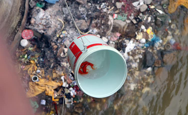 Xôn xao hình ảnh người phụ nữ vứt cả bàn thờ xuống sông để tiễn ông Táo-5