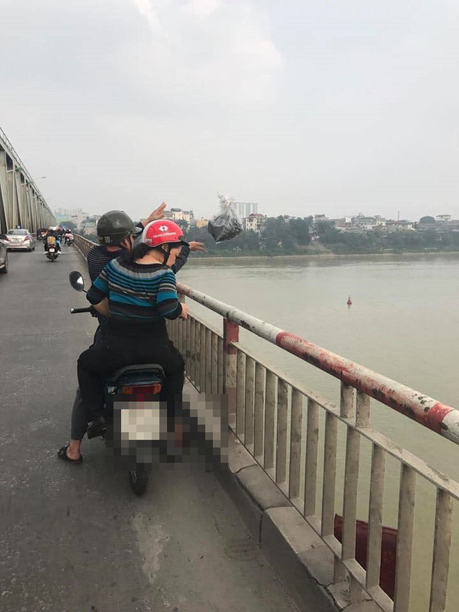 Xôn xao hình ảnh người phụ nữ vứt cả bàn thờ xuống sông để tiễn ông Táo-1