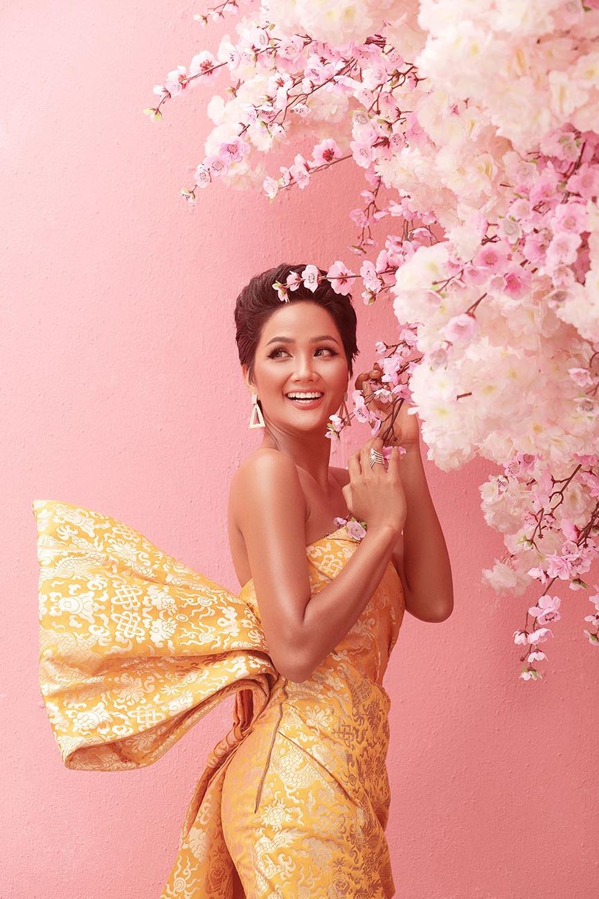 HHen Niê, Hoàng Thuỳ, Mâu Thuỷ đọ nhan sắc rực rỡ trong bộ ảnh Tết-4