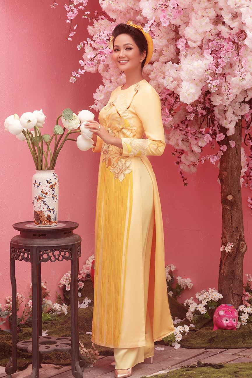 HHen Niê, Hoàng Thuỳ, Mâu Thuỷ đọ nhan sắc rực rỡ trong bộ ảnh Tết-5