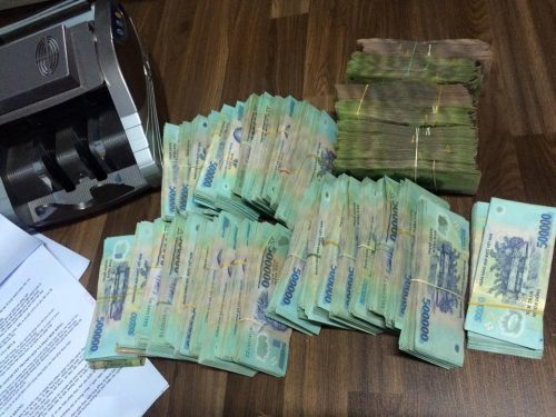 Bí tiền, sếp cầm đồ ô tô Mercedes lo thưởng Tết cho nhân viên-3