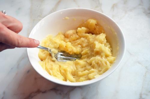 Chỉ với 1 quả chuối bán đầy ngoài chợ, bạn trẻ ra cả chục tuổi với công thức này-3