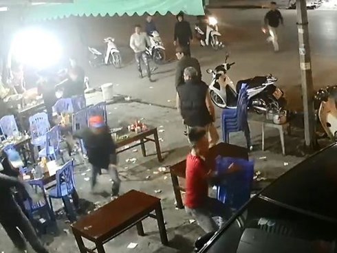 Kinh hoàng nhóm côn đồ cầm dao, kiếm... truy sát người tại quán ăn đêm
