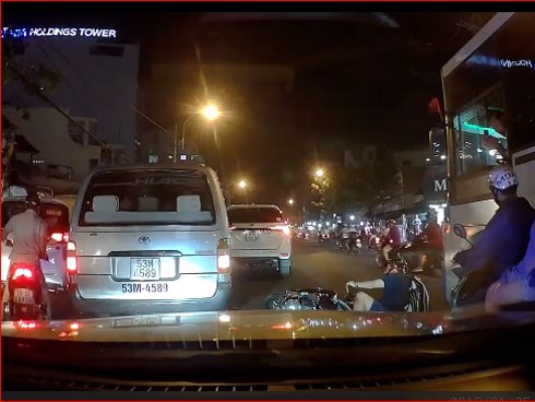 Clip: Người đi xe máy ngã lăn ra đường, suýt chết dưới bánh xe khách