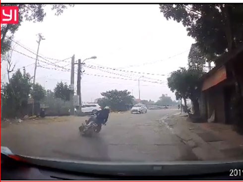 Chó sang đường như tên bắn, thanh niên đi xe máy ngã văng thảm khốc