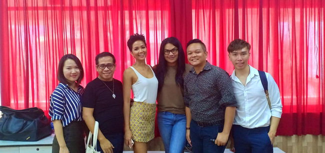 Thầy dạy catwalk từng tố Ngân Anh mua giải: Chúc mừng HHen Niê - Nữ hoàng thực sự của Việt Nam-3