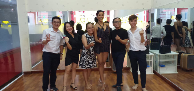 Thầy dạy catwalk từng tố Ngân Anh mua giải: Chúc mừng HHen Niê - Nữ hoàng thực sự của Việt Nam-5