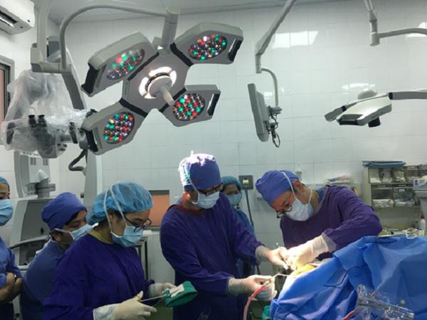 Lần đâu tiên tại Việt Nam, bệnh nhân vừa mổ u não vừa hát Quốc ca” trong phòng phẫu thuật-1