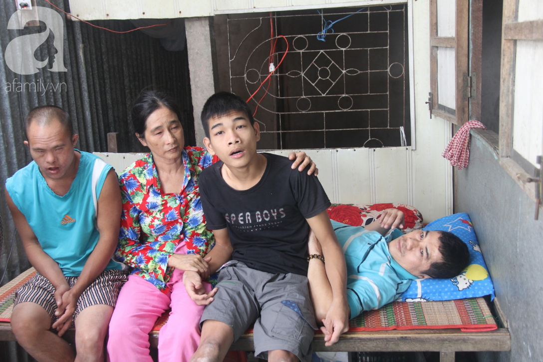 Chồng tai biến nằm một chỗ để lại vợ cùng 2 đứa con trai tâm thần, Tết đến mà nhà không còn gạo nấu cơm-1