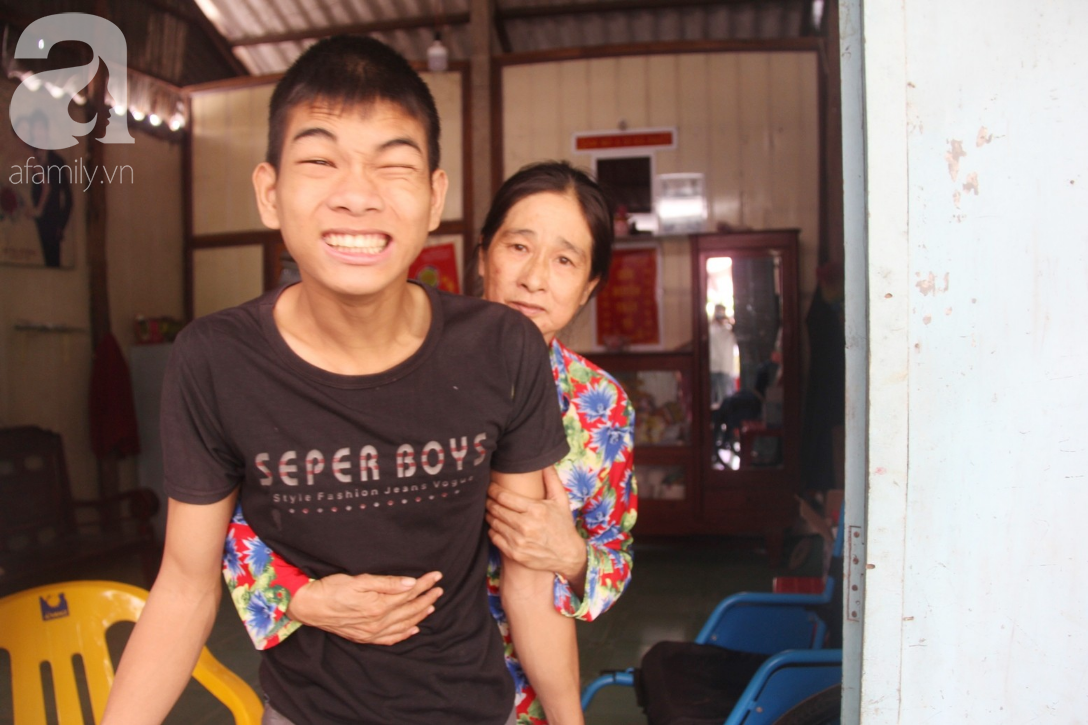 Chồng tai biến nằm một chỗ để lại vợ cùng 2 đứa con trai tâm thần, Tết đến mà nhà không còn gạo nấu cơm-2